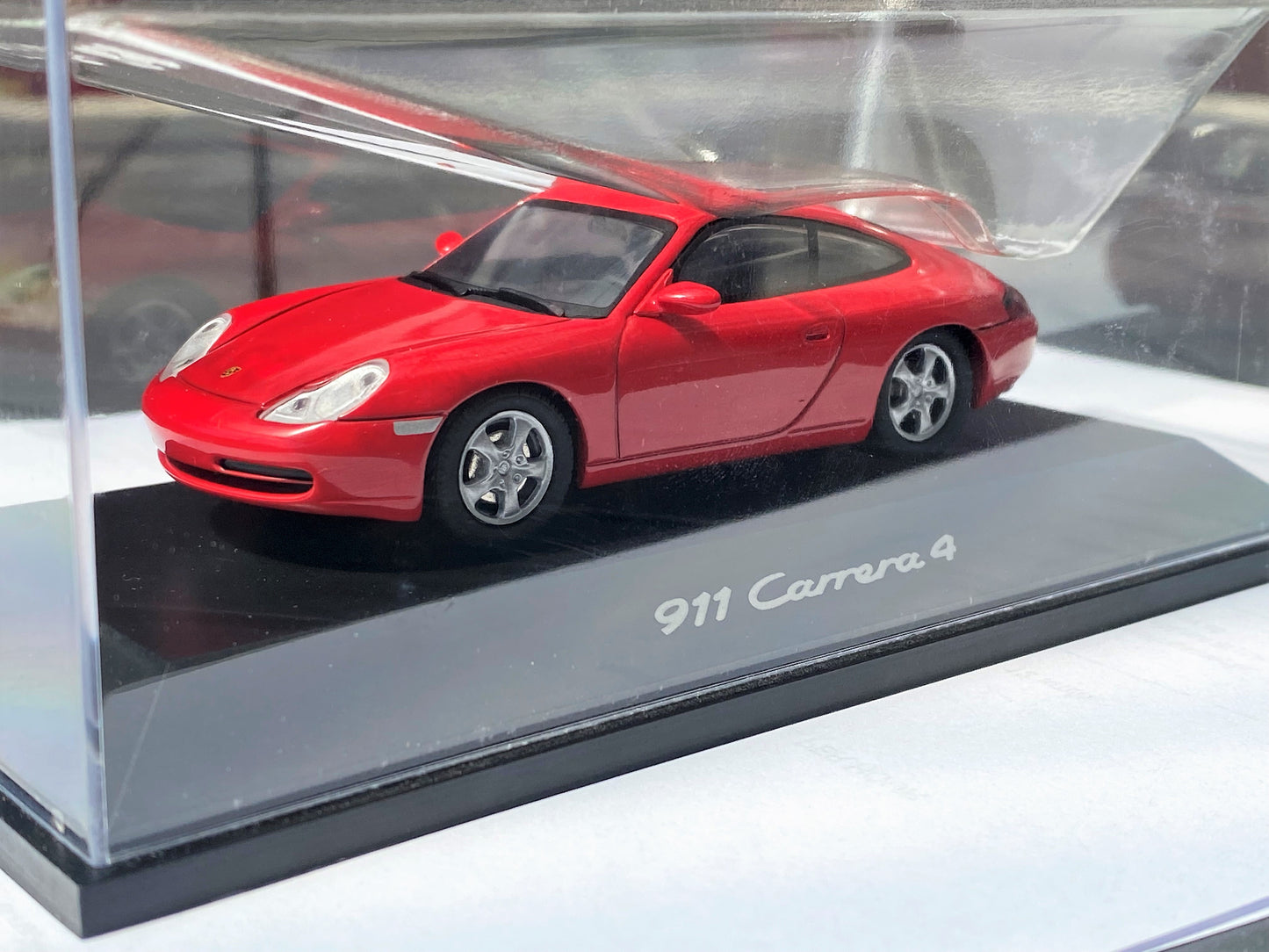 Shuco 1:43 Porsche 911 Carrera 4 Diecast model (996.1)